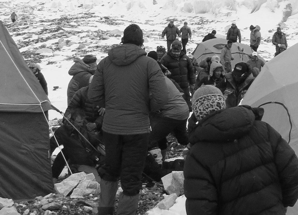 Wideo z bazy pod Everestem, Ueli Steck & Simone Moro atakowani przez Szerpów!